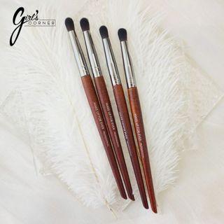 Cọ nhấn hốc và blend nhỏ Makeup Forever 218