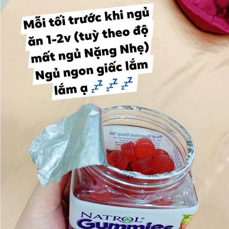 Kẹo Dâu Natrol Gummies Melatonin giúp hỗ trợ người mất ngủ ngủ ngon hơn sâu giấc hơn