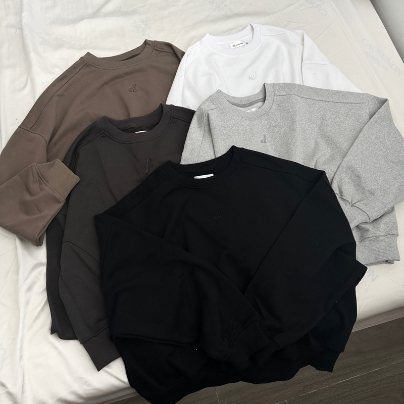  WINGER DEROSE SWEATER - Áo Sweater Nỉ Chân Cua Thêu Chữ Form Boxy Đi Viền 2 Bên  2 SIZE  