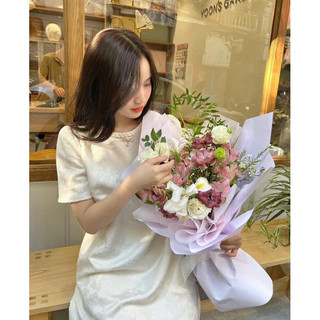 KIM | Đầm gấm hoa mềm cổ tròn viền tết tay lỡ dáng suông ngắn túi mổ