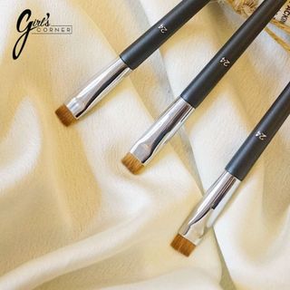 Cọ vẽ mắt Dior 24 Backstage Eyeliner Brush