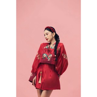  SET ÁO ĐỎ CỔ V CROPTOP TAY DÀI THỂU HOA CÀI NÚT TÀU + CHÂN VÁY ĐỎ FORM A XẺ ĐÙI + DÂY CHUÔNG  TH  