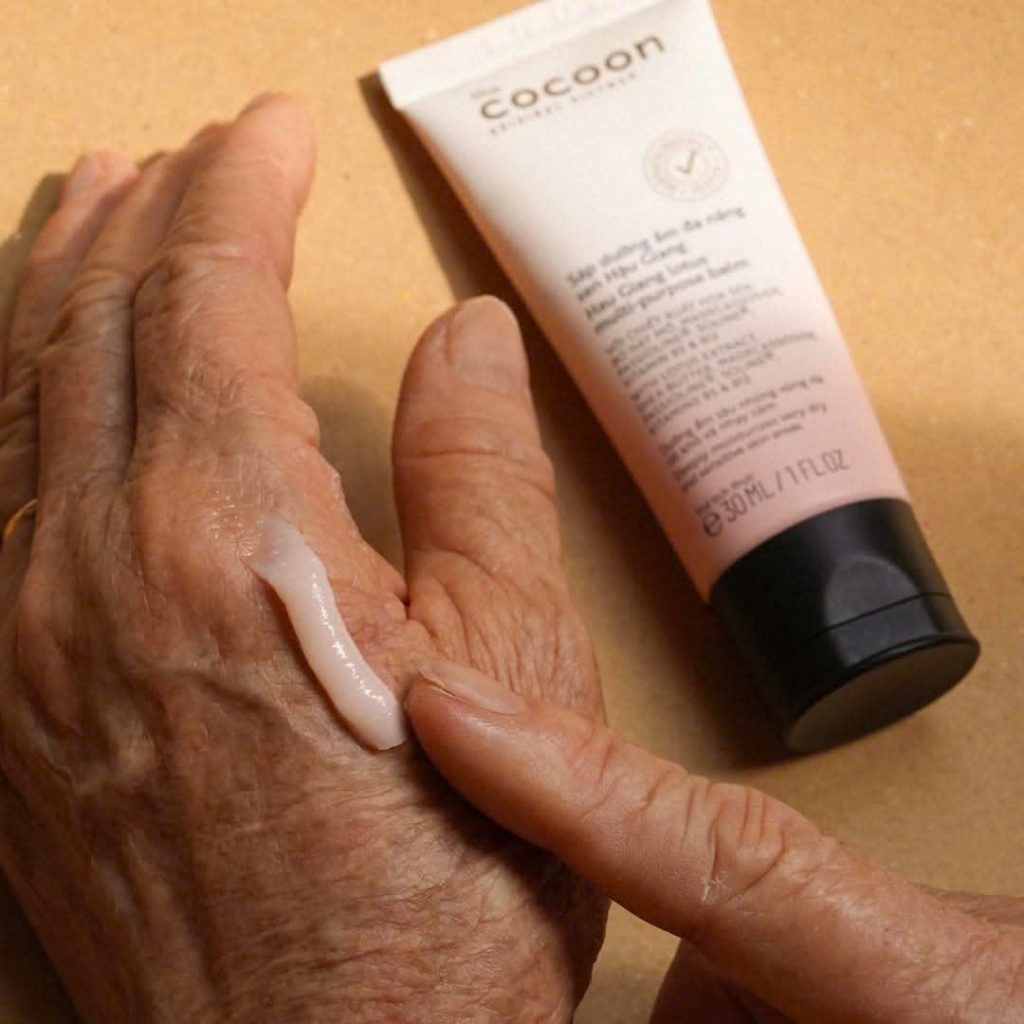 HÀNG TẶNG KHÔNG BÁN - Sáp dưỡng ẩm đa năng sen Hậu Giang Cocoon 30ml