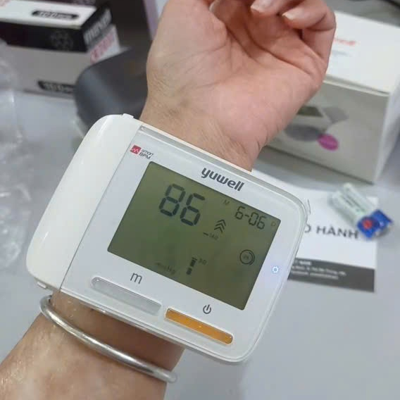 Máy Đo Huyết Áp Cổ Tay Yuwell YE8900A - Chính Xác, Tiện Lợi và Đa Năng