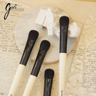 Cọ tán bầu mắt Bobbi Eye Sweep