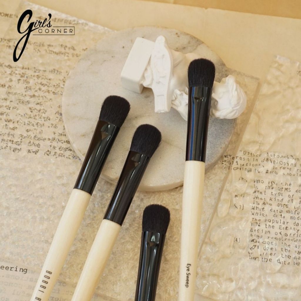 Cọ tán bầu mắt Bobbi Eye Sweep