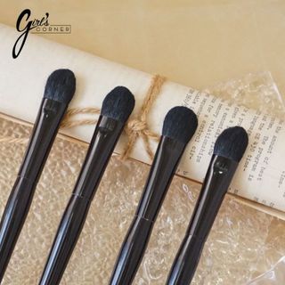 Cọ tán bầu mắt Bobbi Eye Sweep