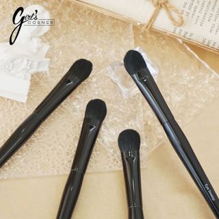 Cọ tán bầu mắt Bobbi Eye Sweep