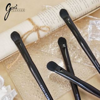 Cọ tán bầu mắt Bobbi Eye Sweep