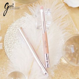 Cọ môi vát xéo Feather B có nắp