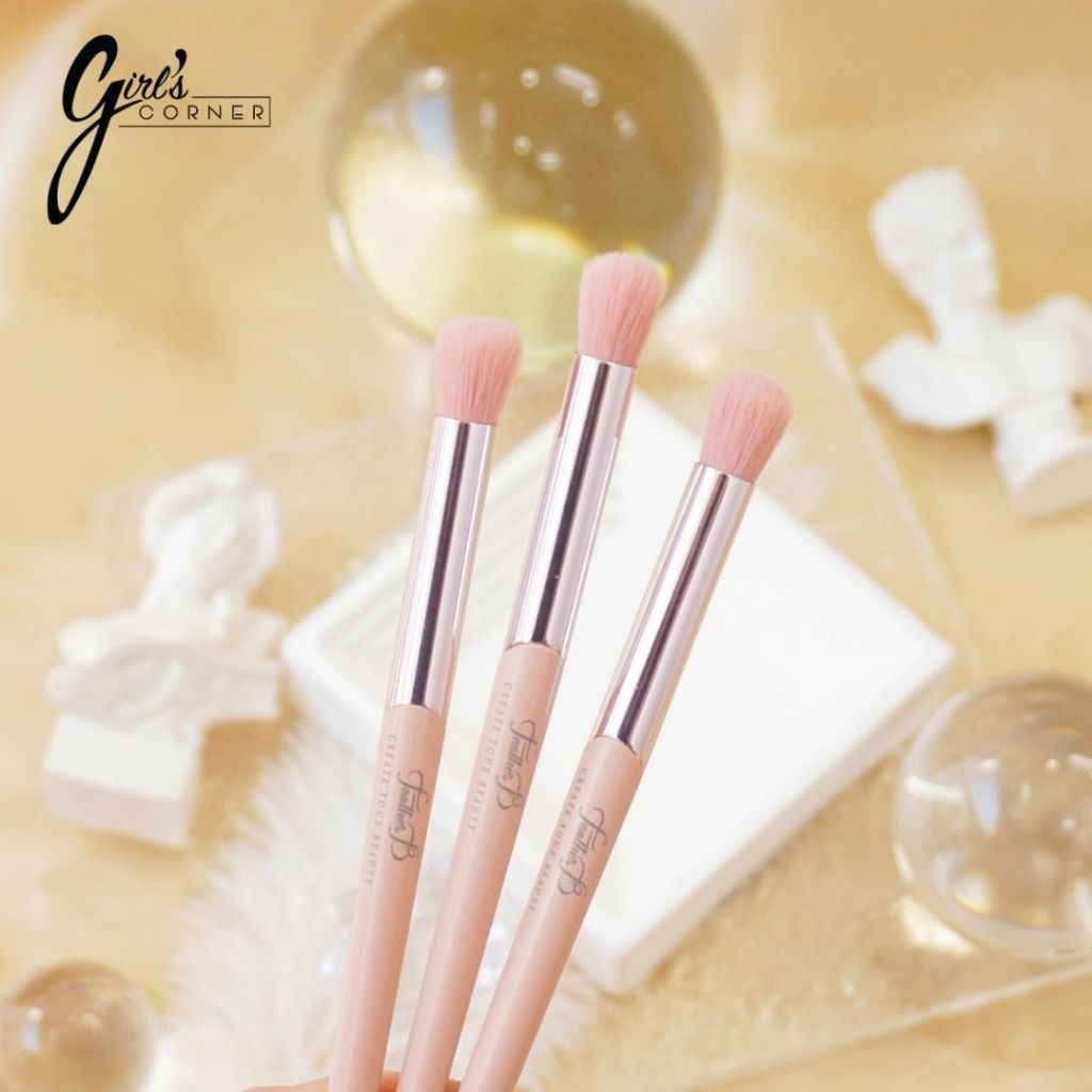 Cọ nhấn hốc mắt Feather B Smudge