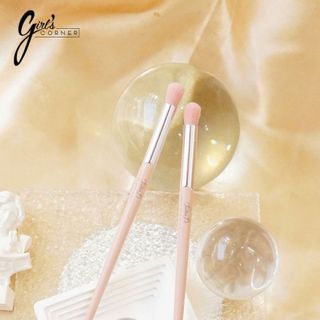 Cọ nhấn hốc mắt Feather B Smudge