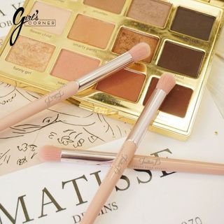 Cọ nhấn hốc mắt Feather B Smudge