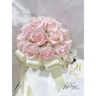 Hoa cầm tay cô dâu sáp thơm LYNHHOUSE đính ngọc trai sang trọng, bó hoa cưới hiện đại