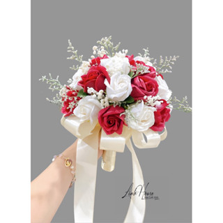 Hoa cầm tay cô dâu sáp thơm LYNHHOUSE bó hoa cưới điểm ngọc trai giá rẻ SG