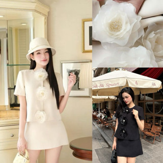 Set áo blazer màu kem dáng xuông cổ tròn và chân váy dáng A tôn dáng có kèm hoa cài NH39