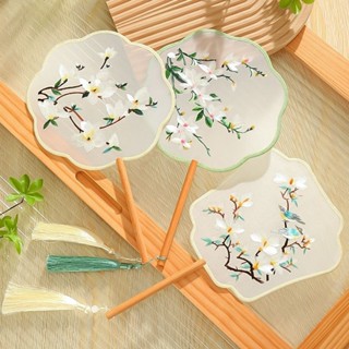 Quạt Gỗ Thêu Hoạ Tiết Nổi Cổ Trang Loại Tốt