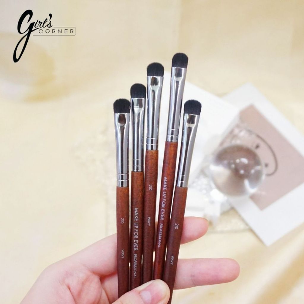 Cọ tán bầu mắt Makeup Forever 210