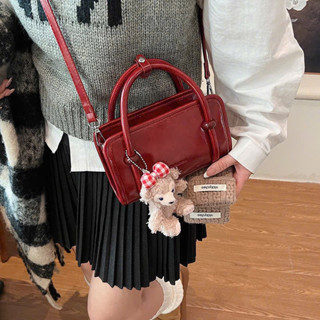 Túi xách cầm tay nổi bật và trẻ trung kèm móc khoá gấu xinh