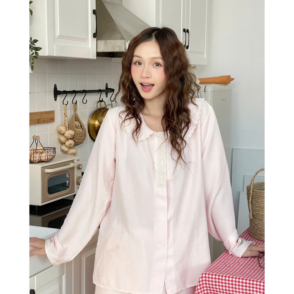 MB-SET-005 Maybee.Homedress Bộ Ngủ Dài Tay Cổ Sen Phối Ren Nẹp Cúc – Mềm Mịn, Thanh Lịch, Thoải Mái | BigBuy360 - bigbuy360.vn