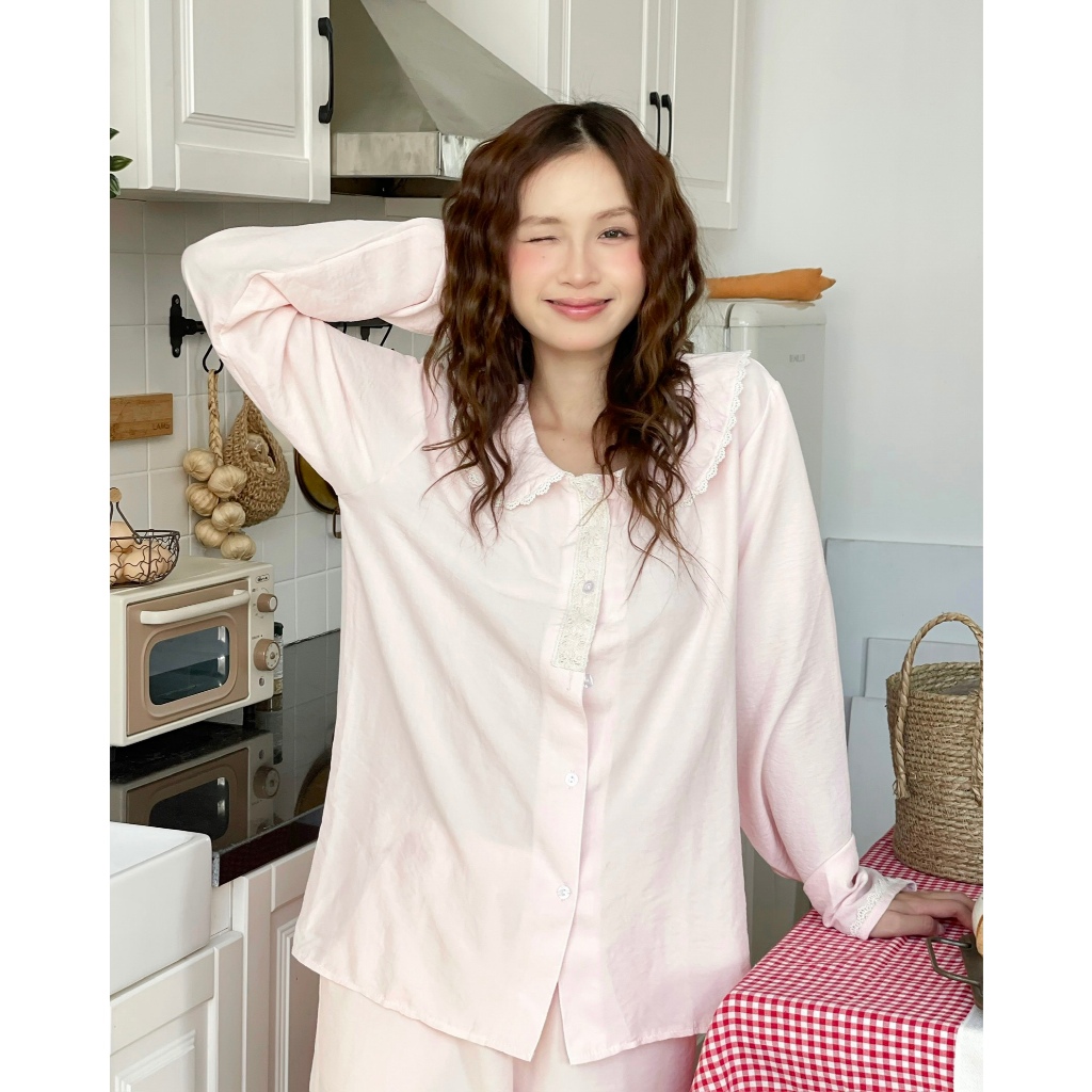 MB-SET-005 Maybee.Homedress Bộ Ngủ Dài Tay Cổ Sen Phối Ren Nẹp Cúc – Mềm Mịn, Thanh Lịch, Thoải Mái | BigBuy360 - bigbuy360.vn