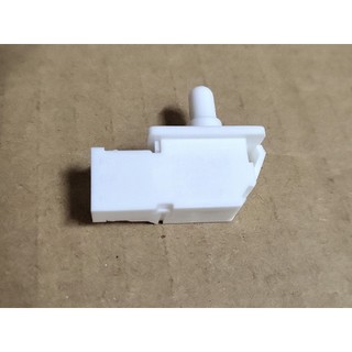 Công tắc cửa tủ lạnh Hitachi 3 chân