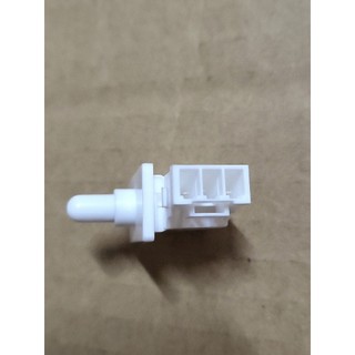 Công tắc cửa tủ lạnh Hitachi 3 chân