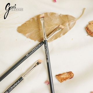 Cọ vẽ mày SYNTHETIC ANGLED BROW BRUSH M 208