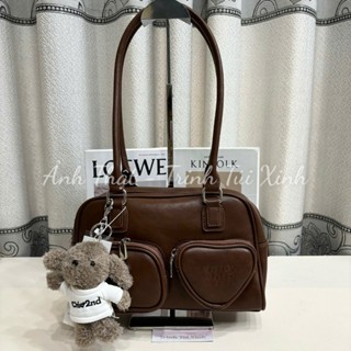 Túi Chio Quai Dài Kẹp Nách Vuông Tim Kèm Charm Gấu Chất Da Siêu Dày Hàng Chuẩn 010 [ HỎA TỐC SG ]