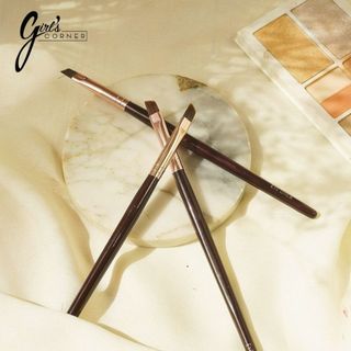 Cọ vẽ eyeliner - cọ tém mày Charlotte