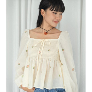 áo sơ mi kiểu babydoll cổ vuông thêu hoa nakedbyv size M