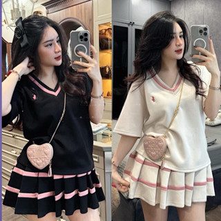 Sét áo thun cổ tim v logo thêu ngựa kèm chân váy viền hồng xếp ly sọc viền hồng siêu hottrend Hàn QUốc 2024