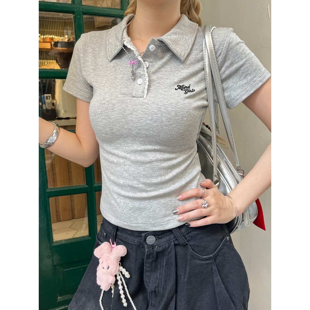 Áo polo nữ MONÁ ôm dáng tay ngắn hoạ tiết thêu logo Moná Girls - NELLY VER TAY NGẮN | BigBuy360 - bigbuy360.vn