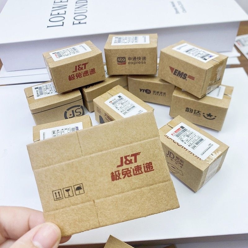 (Giao ngẫu nhiên)Combo 100 vỏ hộp mini doll house mô phỏng thùng chuyển phát nhanh carton kèm bill dán