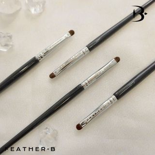 Cọ mí mắt - nhấn mí mắt dưới Feather B 204