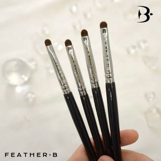 Cọ mí mắt - nhấn mí mắt dưới Feather B 204