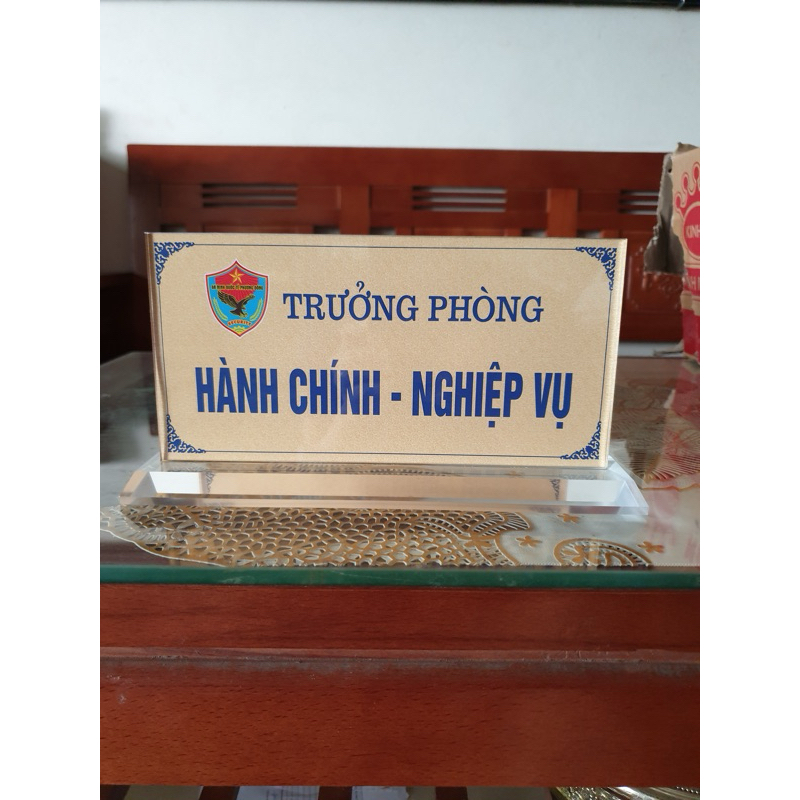 kệ mica để bàn