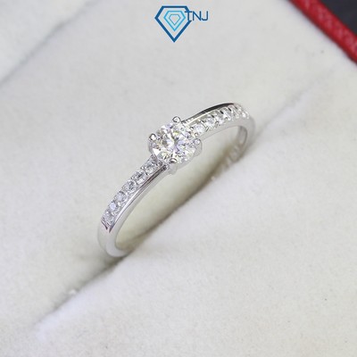 Nhẫn bạc nữ đính Moissanite 4ly xi bạch kim kèm thẻ tra cứu thanh lịch, tinh tế NNM0072 - Trang Sức TNJ