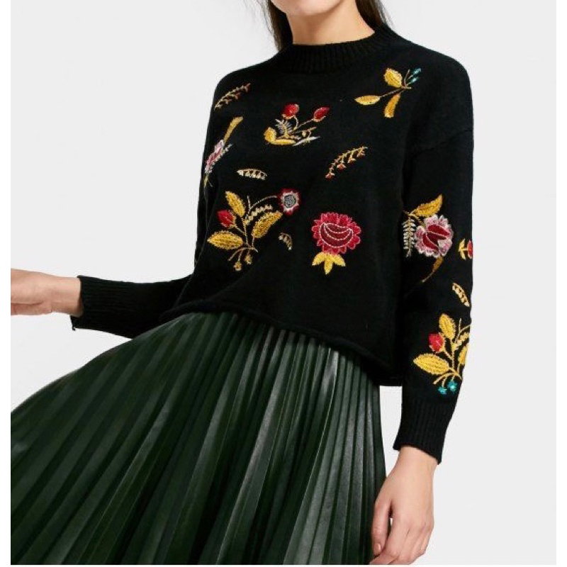Áo len Nữ màu đen hoa thêu nổi dáng croptop