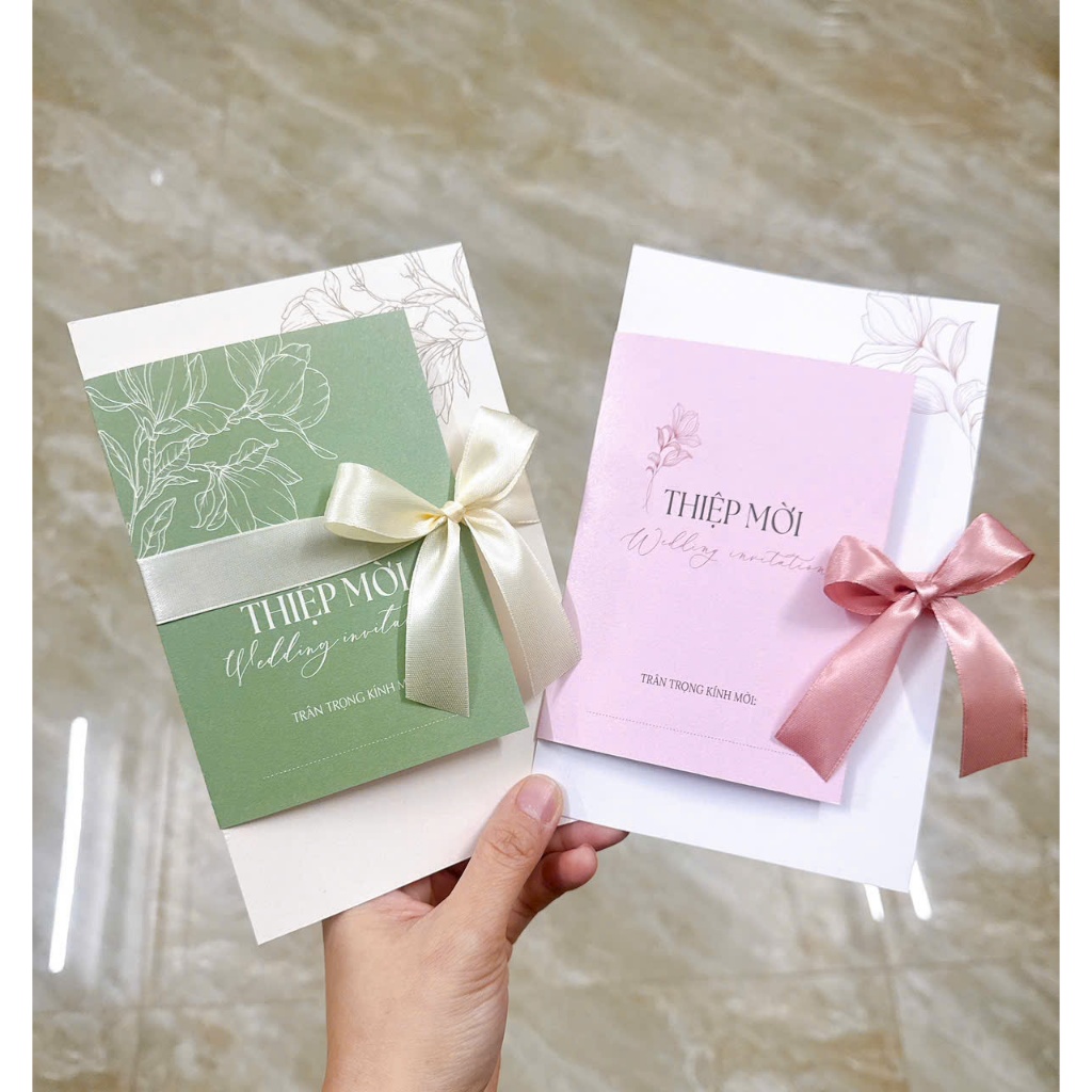 Thiệp cưới Bảo Châu, Thiệp cưới gấp 3 đính nơ lụa, giấy ánh kim thơm, mẫu sang trọng mới nhất 2025