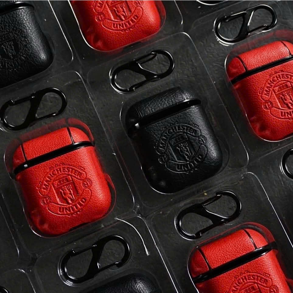 Vỏ đựng ốp Case Airpods 1, 2 bảo vệ tai nghe, logo Manchester United - BOMBSHOP [ACSS06BLK-ACSS06RED