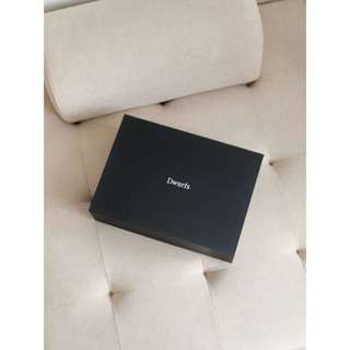 Hộp đựng quà carton lạnh bọc giấy mỹ thuật nắp cài nam châm có kèm túi giấy DWARFS Box Premium