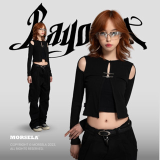 MORSELA chính hãng- Áo croptop nữ tay dài BAYONET khoét vai phối ghim cài cá tính phong cách Y2K Hàn Quốc