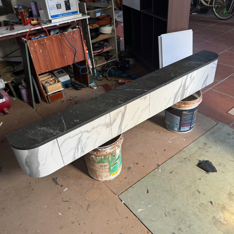 Kệ tivi treo tường bo cong góc