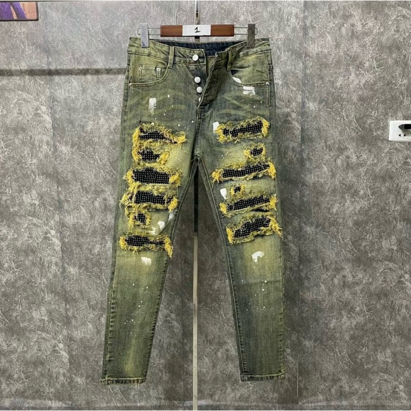 Quần jean bò nam Amiri slimfit xanh loang vàng rách tua xù vá đính đá bạc dọc đùi vảy sơn trắng 4 cúc