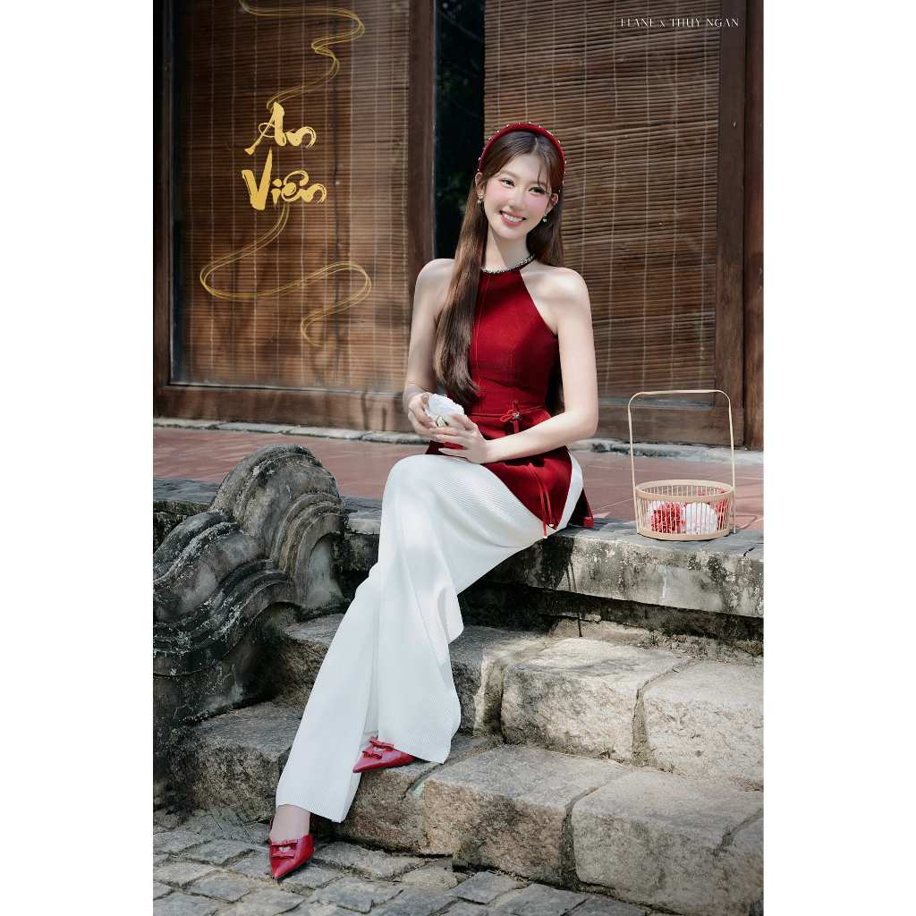  Áo dài An Viên - Chất liệu: Vải nhung đỏ đô - Phom dáng: Áo cổ yếm xẻ tà 2 bên hông 