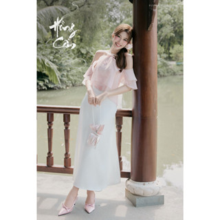  Áo dài Hồng Cẩm - Chất liệu: gấm hồng phối tơ hoa đá - Phom dáng: áo yếm ôm người bèo trễ vai 