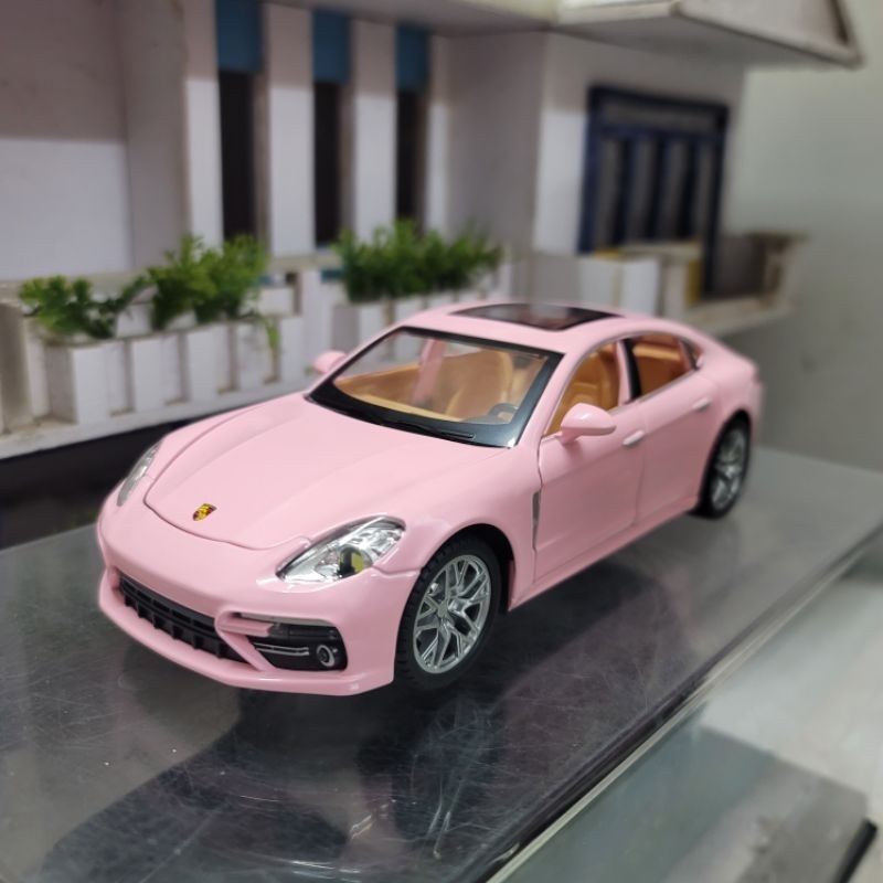 Mô hình xe Porsche Panamera màu hồng tỷ lệ 1/24 bằng hợp kim