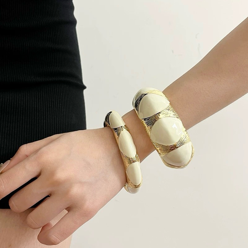 Vòng tay bản to LOUISA | ANHS Accessories