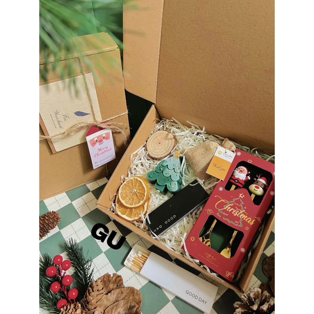 Set quà tặng giáng sinh/ Gift box, nến thơm noel cao cấp đi kèm bộ muỗng nĩa Christmas